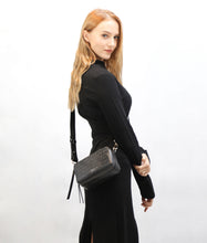 將圖片載入圖庫檢視器 Camera Bag