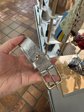 將圖片載入圖庫檢視器 Belt
