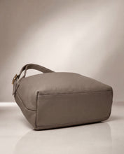 將圖片載入圖庫檢視器 Cloudy bag
